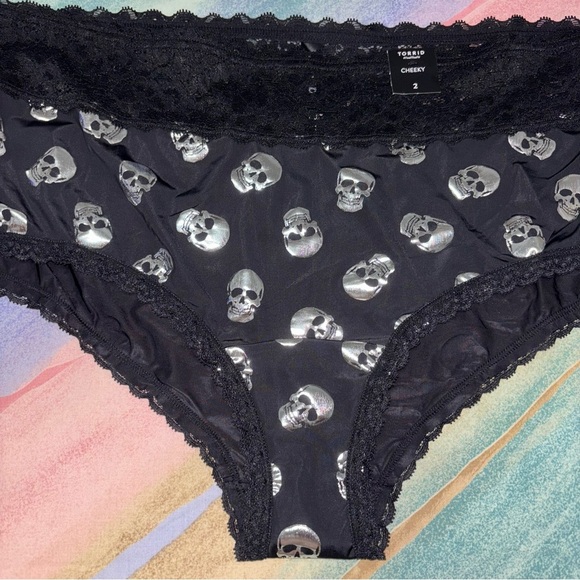 Torrid Black/White Skull Push-Up swim set women’s size 40D top , size 2 bottoms - Picture 5 of 10